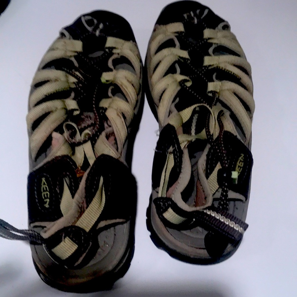 Keen ladies hiking and water Shoe. Great tread- plenty of life left. Light green